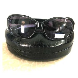 Black Oscar De La Renta sunglasses 🕶